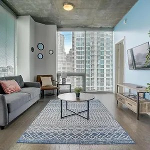 Frontdesk Skyhouse Apts Uptown Apartment