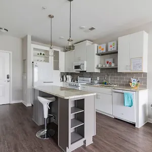 1br - Pool & Full Kitchen - Near Uptown & Airport Apartment